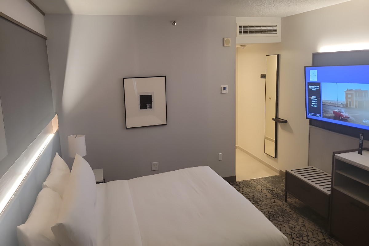 Guest room, 1 King, Corner room